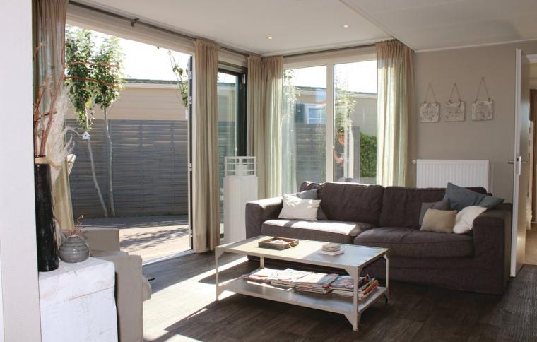 Woonkamer in vakantiehuis op vakantiepark Krabbenkreek