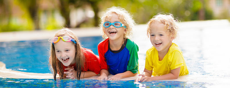 Kinderen spelen in het zwembad
